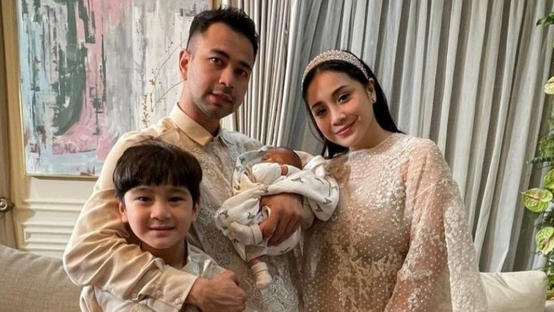 Rayyanza Malik Ahmad menggunakan Gucci 'Baby Off-White Original Gucci Bodysuit Set' from ssense.com USD435  atauRp 6.100.000. (Foto: MNC Media)