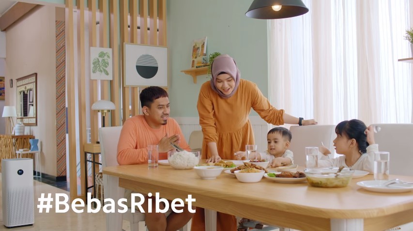 Robiat Fahlevie dan Ema Sari Pratama bersama Xiaomi Smart Air Purifier 4 Pro. (Foto: YouTube Xiaomi Indonesia). (Foto: Xiaomi Indonesia/Advertorial)