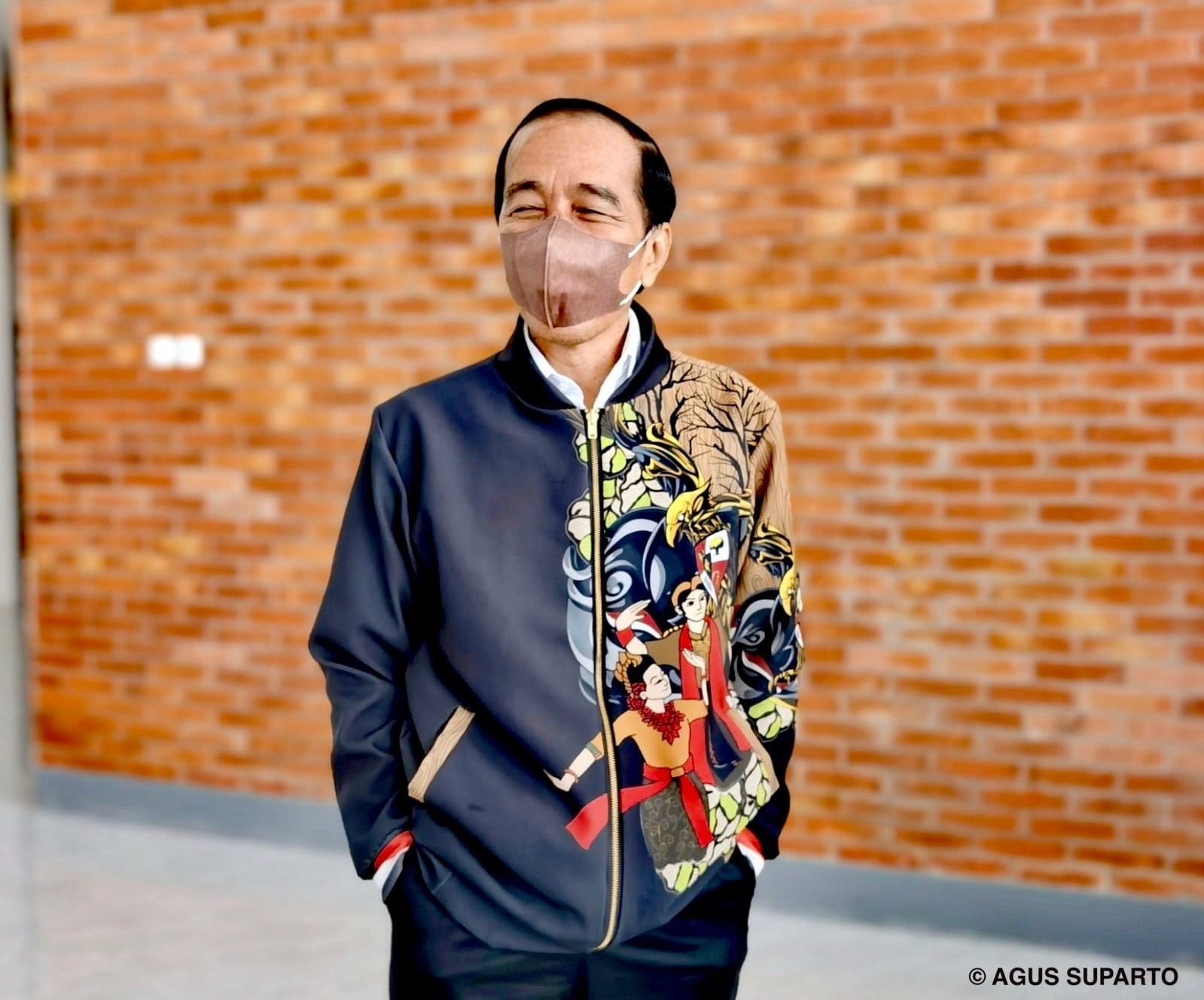 Baru Beli Sehari, Jaket Bomber Jokowi Diberikan ke Kakek di Blora (Dok.Agus Suparto)