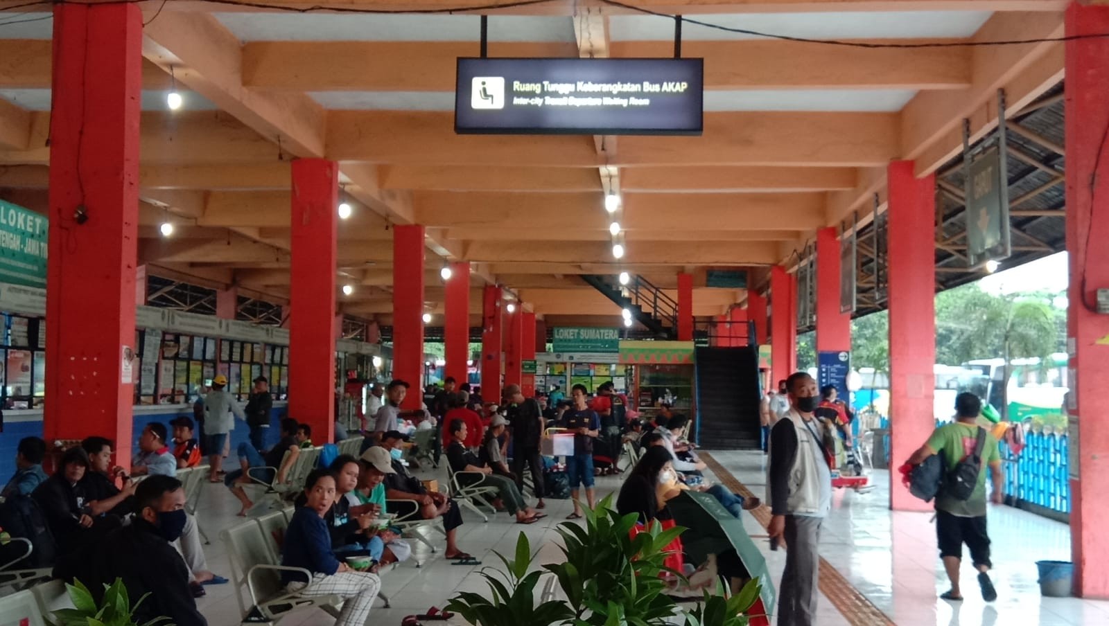 Jelang perayaan hari raya Natal dan Tahun Baru 2022 (Nataru) belum ada lonjakan penumpang di Terminal Kampung Rambutan. (Foto: MNC Media)