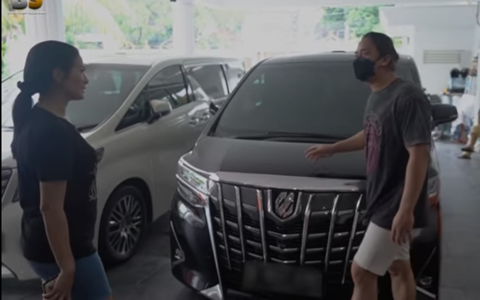 Kedatangan Billy justru mengundang kecurigaan Iis Dahlia karena berniat menjual salah satu mobil mewahnya.  (Foto: MNC media)