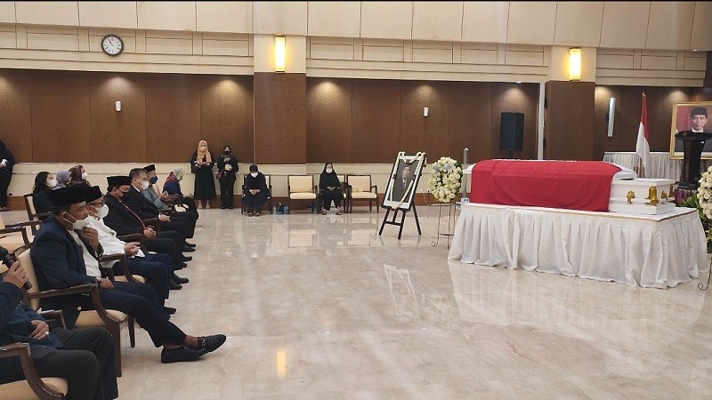 Mahfud MD mengunjungi prosesi penghormatan terkahir terhadap mantan ketua BPK Harry Azhar Azis di Gedung BPK Jakarta Pusat. (Foto: MNCMedia)
