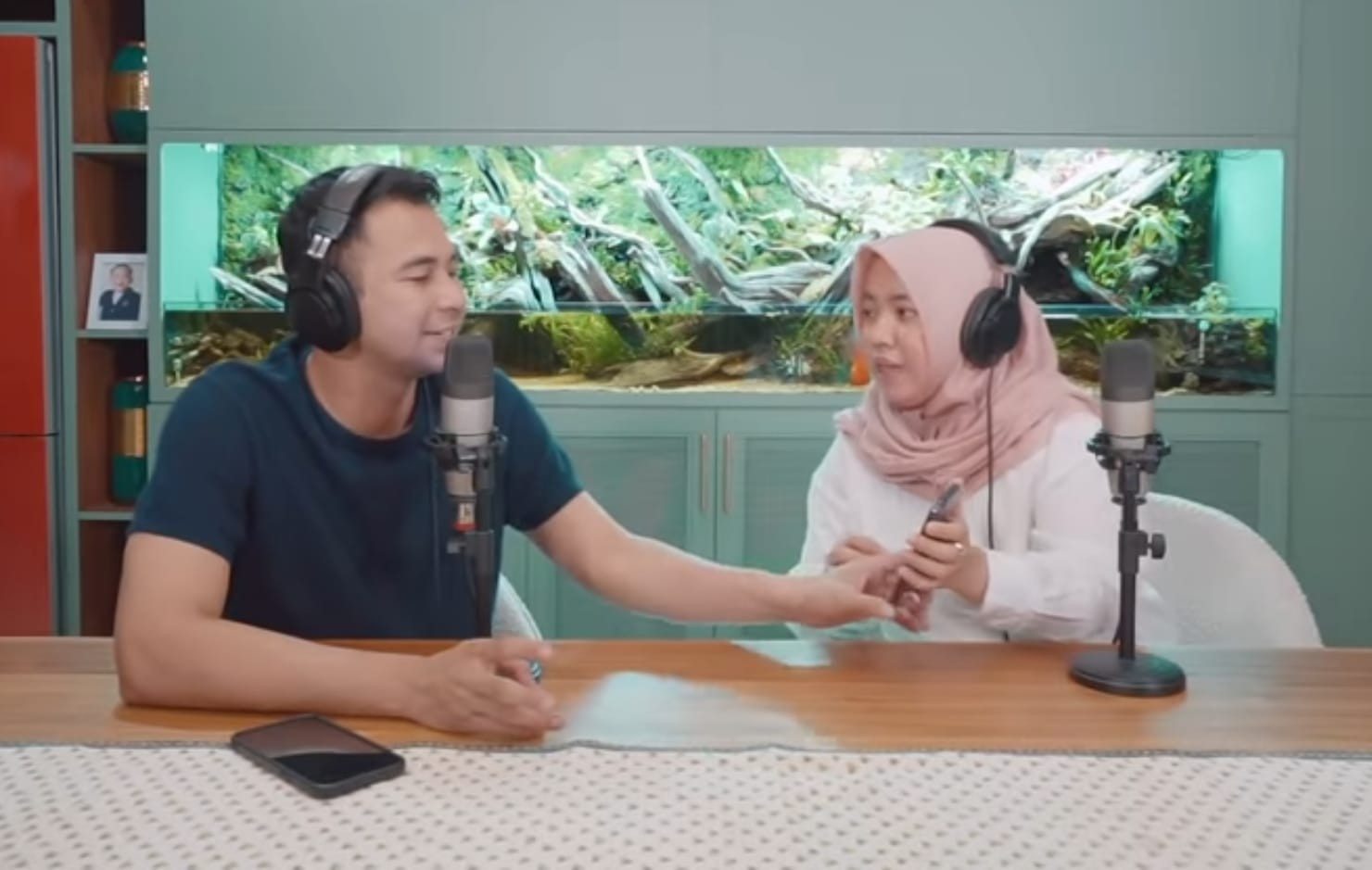 Raffi Ahmad baru saja memberikan hadiah spesial untuk pengasuh Rafathar yang kerap disapa Mbak Lala. (foto: MNC Media)