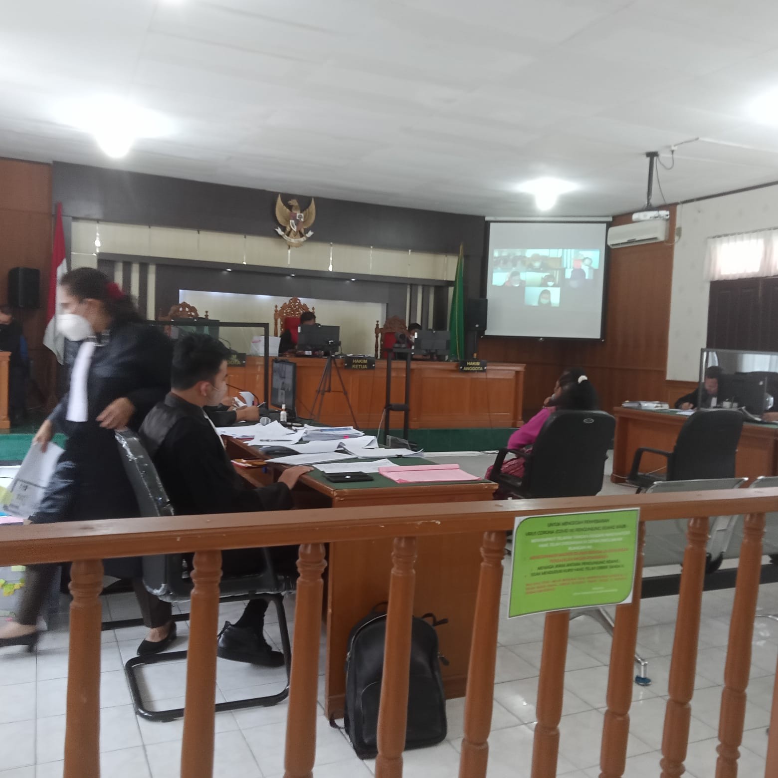 Korban menangis dalam persidangan dan meminta majelis hakim PN Pekanbaru menghukum terdakwa dan mengembalikan uang korban. (Foto: MNC Media)