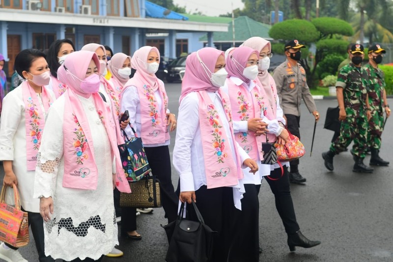 Jokowi ke Kaltara, Ibu Negara Tinjau Vaksinasi Anak di Bandung. (Foto: MNC Media)