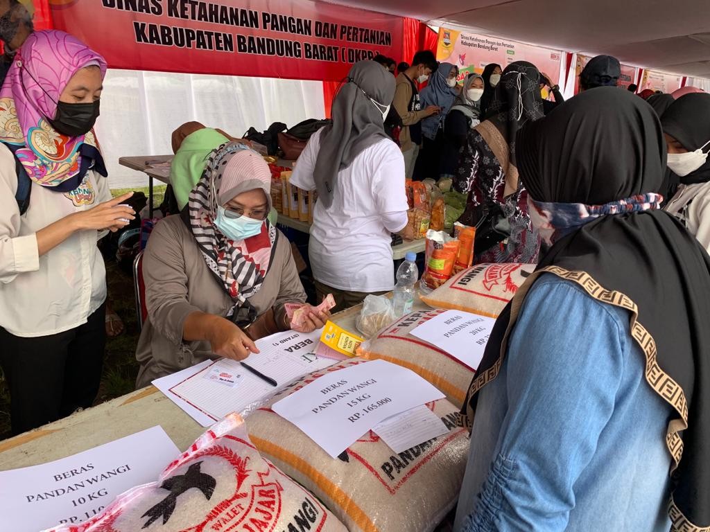 Dagangan Ludes Terjual, Operasi Pasar Murah di KBB Diserbu Ibu-ibu (Dok.MNC Media)