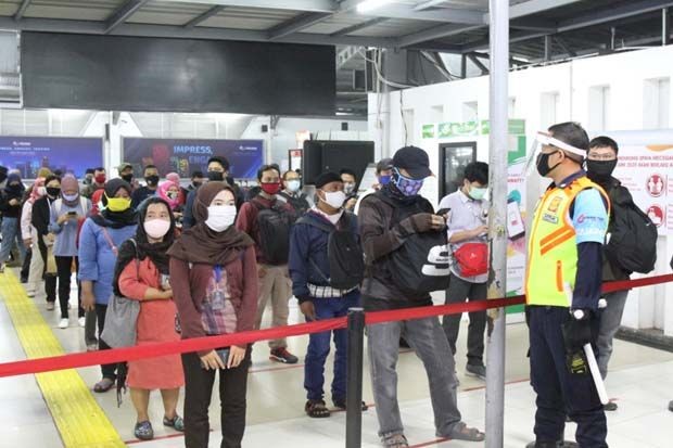 KRL Tetapkan Protokol Kesehatan Ketat, Penumpang Dibatasi 45 Persen. (Foto: MNC Media)
