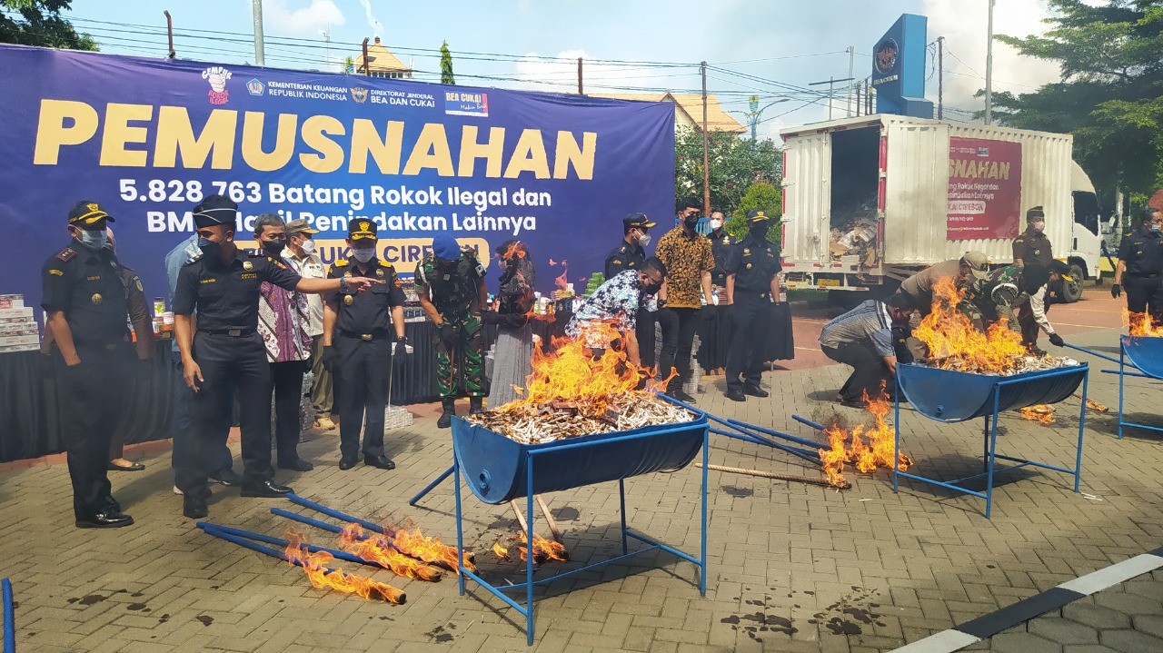 Bea Cukai Cirebon Musnahkan 5,8 Juta Batang Rokok Ilegal (FOTO: MNC Media)