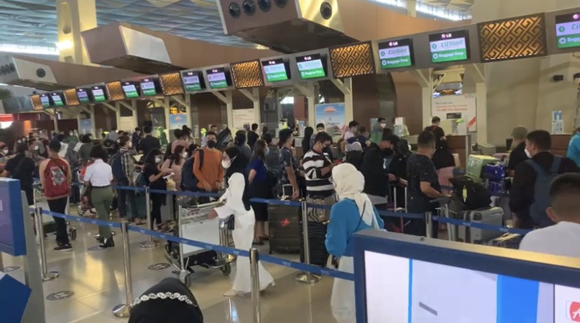 Jelang Malam Natal, Penumpang di Terminal 2 Bandara Soetta Membludak (FOTO:MNC Media)