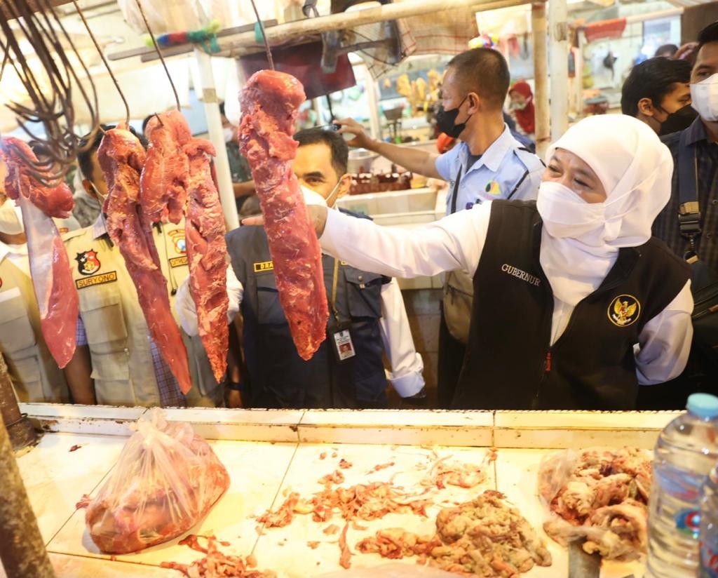 Pastikan Stok Bahan Pokok Aman, Gubernur Khofifah Sidak Pasar di Surabaya