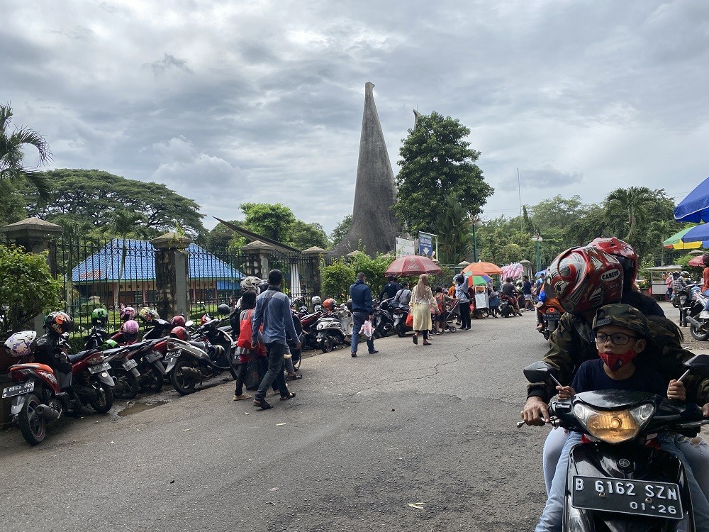 Ada Ganjil Genap, Pengunjung Ragunan Parkir Sembarangan di Pinggir Jalan
