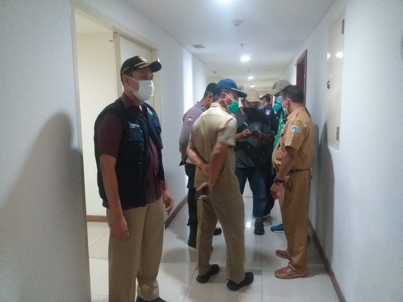 Buru Pasien Positif Omicron, Begini Suasana Pengepungan di Green Bay Pluit. (Foto: MNC Media)