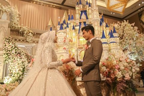 Tak hanya baju glamour, pernikahan  ala sultan tersebut juga digelar di hotel mewah dan dihadiri tamu-tamu VIP. (Foto: Istimewa)