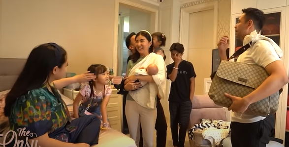 Ruben memberikan kado berupa tas bernama 'Sac à langer en toile Suprême GG'.  (Foto: Tangkapan Youtube Ruben Onsu)