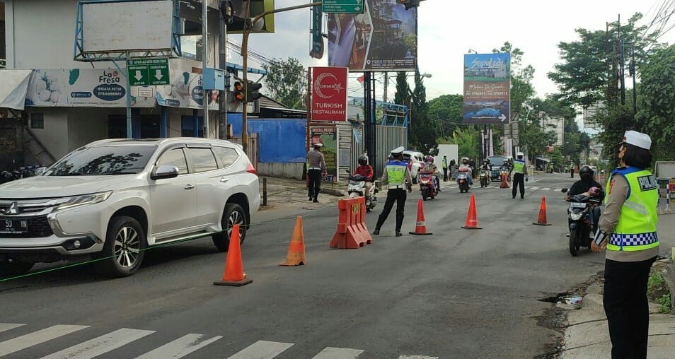 Lembang Macet Total, Polisi Berlakukan Satu Arah di Simpang Beatrix. (Foto: MNC Media)