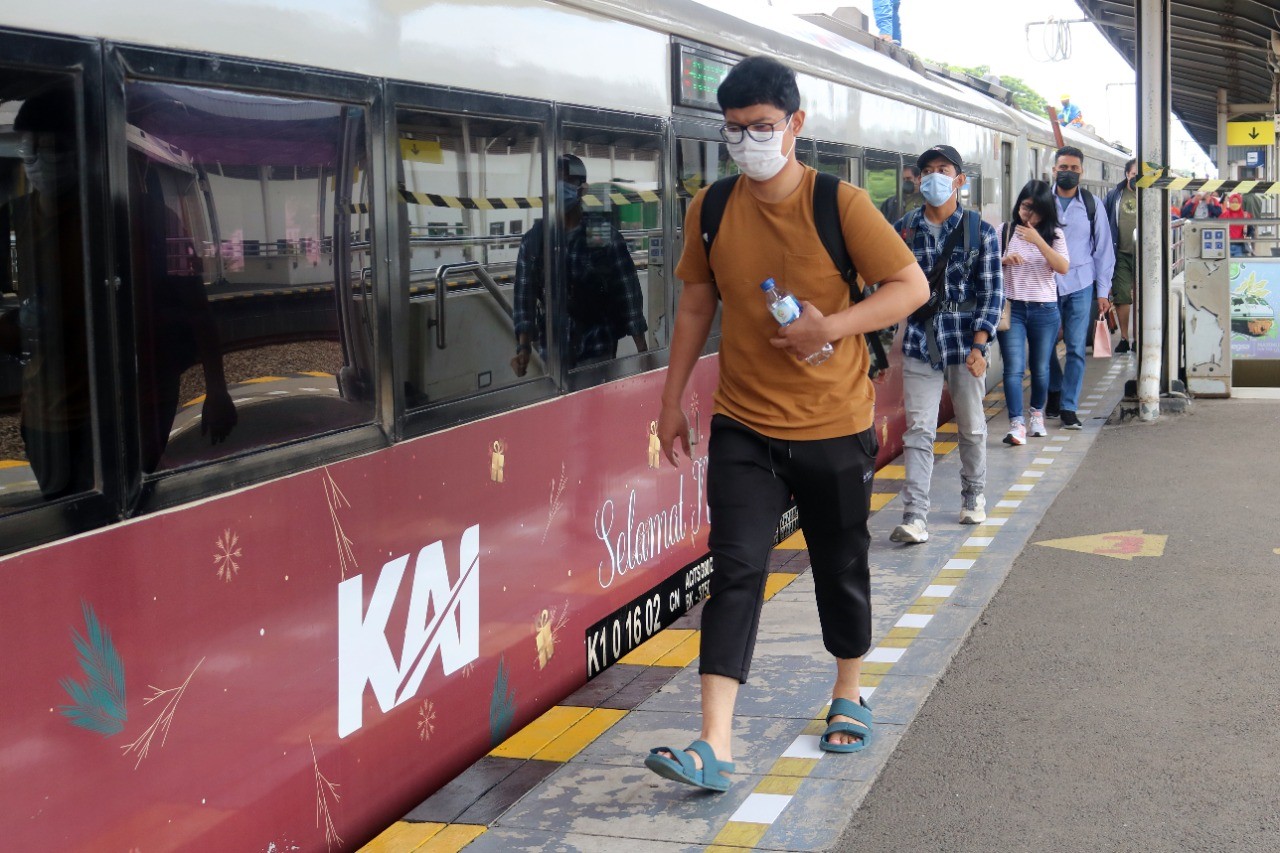 Selama Nataru, KAI Daop 3 Cirebon Layani 34.359 Penumpang. (Foto: MNC Media)