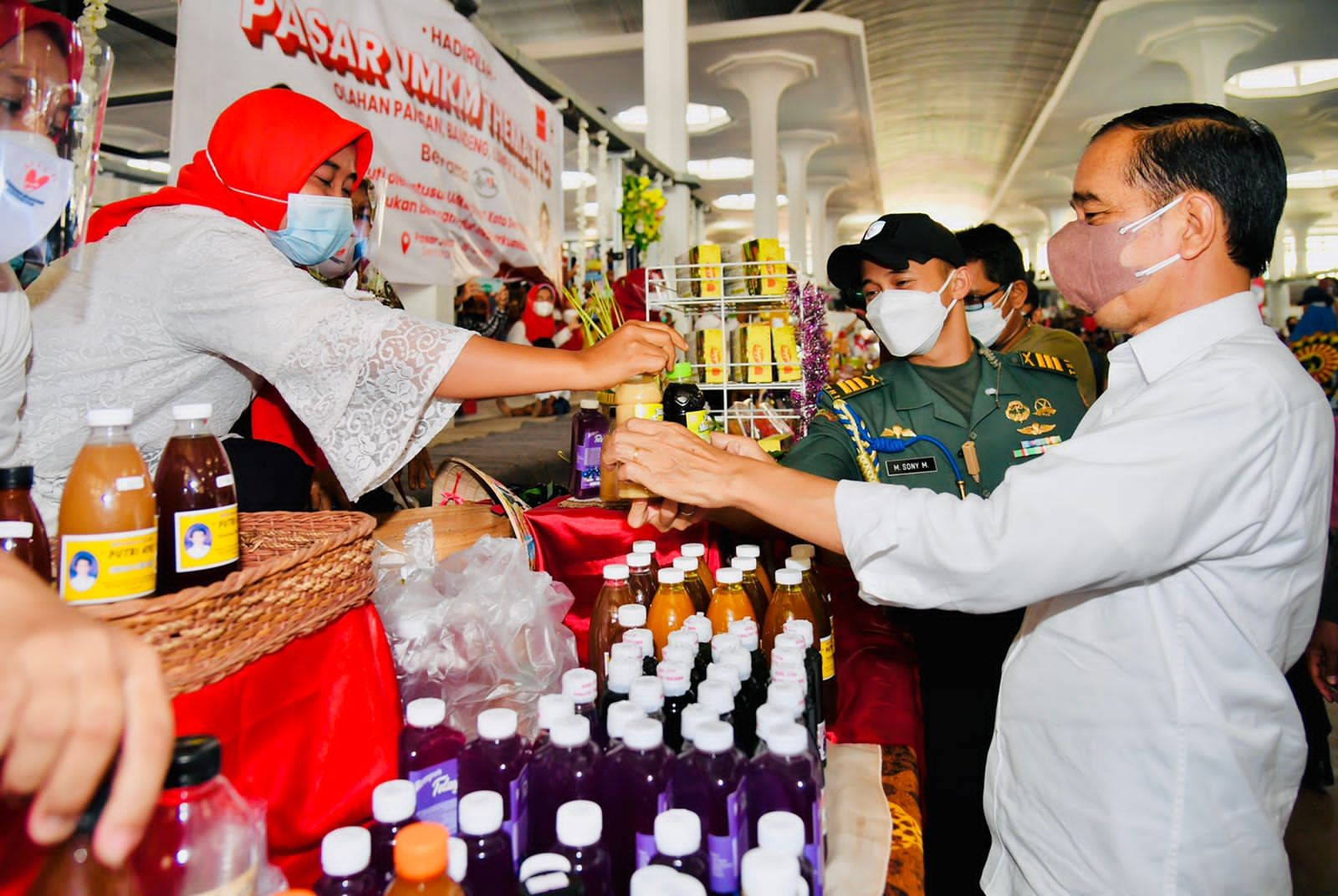 Resmikan Pasar Johar, Jokowi Sebut Keramaian Tanda Ekonomi Pulih. (Foto: Laily Rachev - Biro Pers Sekretariat Presiden)