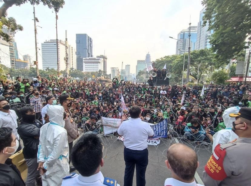 Koordinator Aksi Koalisi Ojek Online (Ojol) Nasional menuturkan, jika tarif kenaikan ojol ditunda, maka kenaikan tarif BBM juga harus dimundurkan.