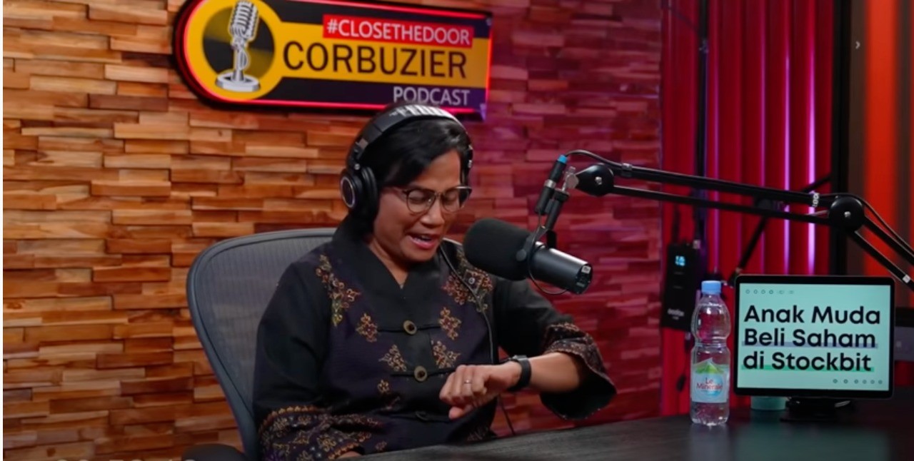 Bukan Jam Tangan Mewah, Menkeu Sri Mulyani Pilih Apple Watch Paling Murah (FOTO: Youtube Deddy Corbuzier)