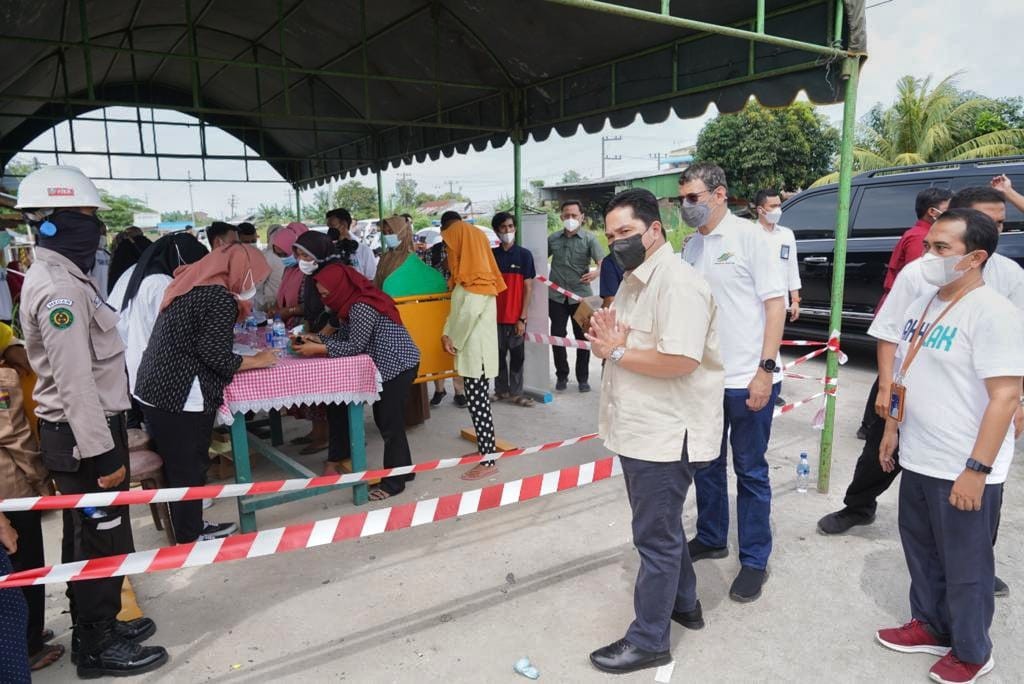 Menteri Badan Usaha Milik Negara (BUMN) Erick Thohir meninjau operasi pasar tambahan yang dilakukan PPTN di Kuala Tanjung, Sumatera Utara, Sabtu (8/1).