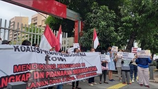 Sejumlah orang yang mengklaim perwakilan Koalisi Wanita Indonesia, melakukan aksi unjuk rasa terkait dengan penggalangan dana untuk Gala. (Foto:  MNC Media)
