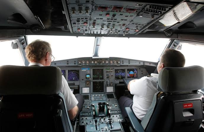Ilustrasi pilot bekerja di ruang kokpit pesawat. (Foto: Arsip)