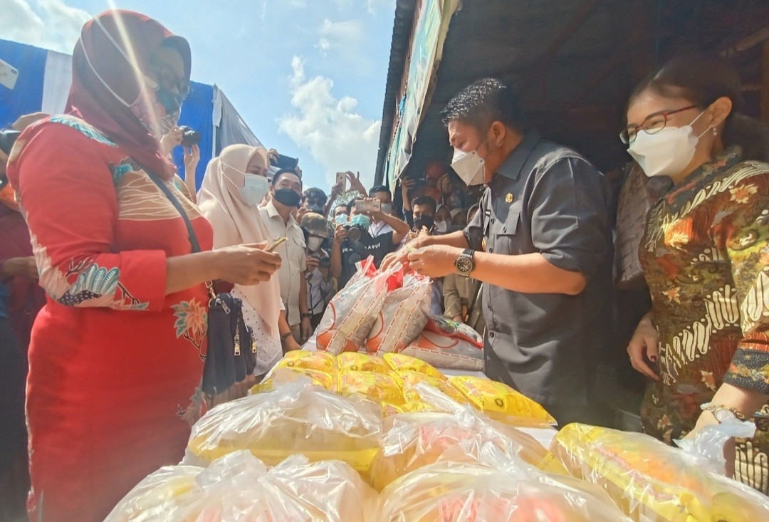 Dijual Rp14 Ribu per Liter, Sebanyak 3,4 Ton Minyak Goreng Sold Out! (FOTO:MNC Media)