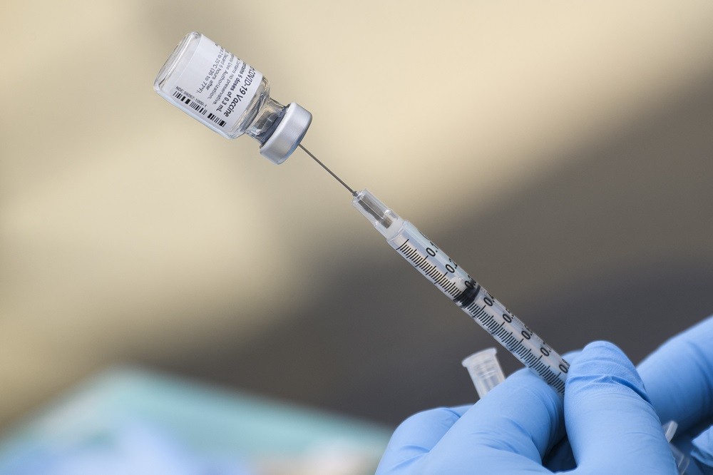 Vaksin Covid-19 dosis ketiga alias booster Pfizer-BioNTech, Johnson & Johnson dan AstraZeneca susks tingkatkan antibodi setelah dua dosis Sinovac. (Foto: MNC)