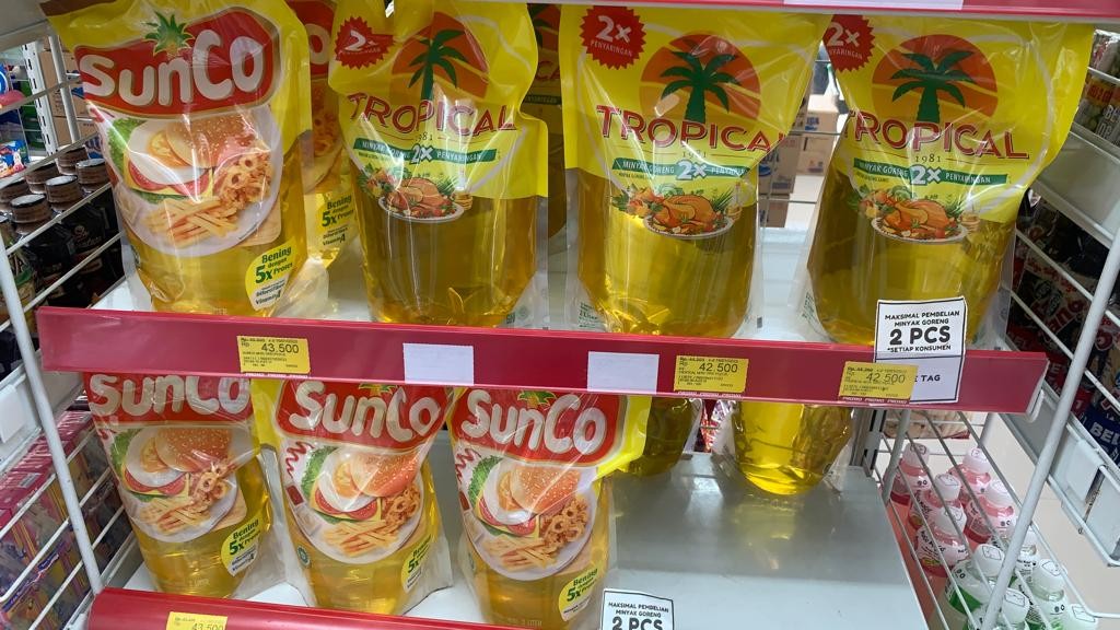 Masih Mahal dan Stok Terbatas, Alfamart Batasi Pembelian Minyak Goreng (FOTO: MNC Media)