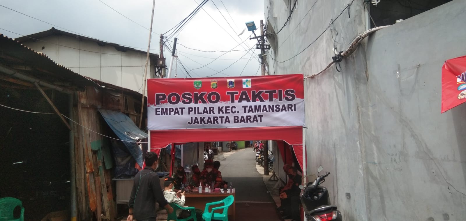Kasus konfirmasi positif Covid-19 di wilayah Krukut, Tamansari, Jakarta Barat bertambah 14 orang.