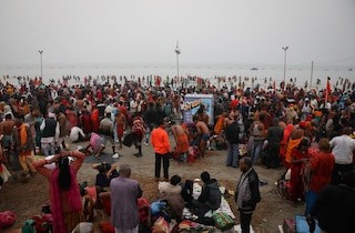 Mengerikan! Ratusan Ribu Warga India Berkumpul di Tepi Sungai Gangga, Menantang Covid-19 (FOTO:Dok Reuters))