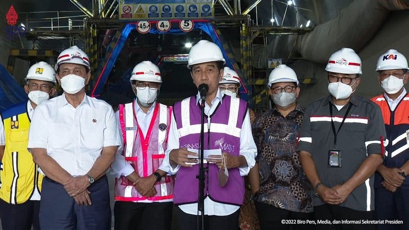 Tengok Proyek Kereta Cepat Bandung-Jakarta, Jokowi: Akhir Tahun Bisa Uji Coba. (Foto: Biro Setpres)