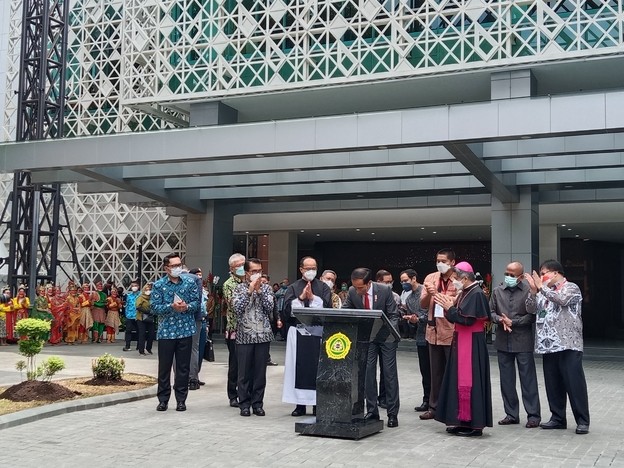 Gubernur Jawa Barat, Ridwan Kamil membisiki Presiden Joko Widodo (Jokowi) terkait capaian vaksinasi COVID-19 di Jabar. (Foto: MNC Media)