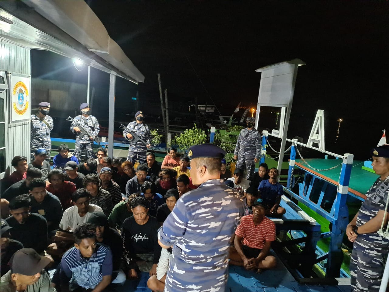 TNI Angkatan Laut (AL) berhasil mengamankan 8 kapal pencuri batu bara di daerah Muara Kembang Buoy 17 Samarinda. (Foto: MNC Media)