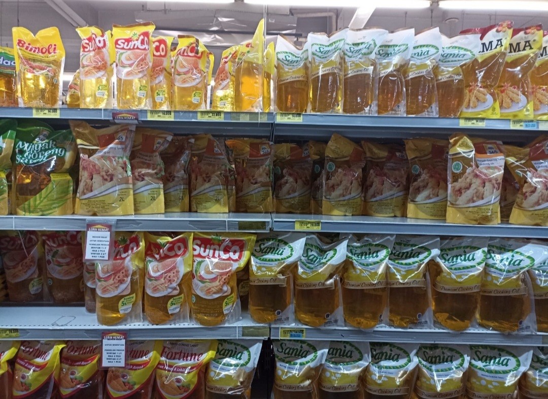 Ibu-ibu, Minyak Goreng Rp14.000 Sudah Ada di Minimarket Lho! (FOTO:MNC Media)