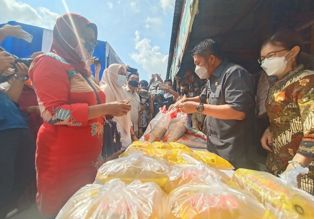 Mulai Hari Ini, Sumsel Berlakukan Minyak Goreng Seharga Rp14.000 per Liter (FOTO:MNC Media)