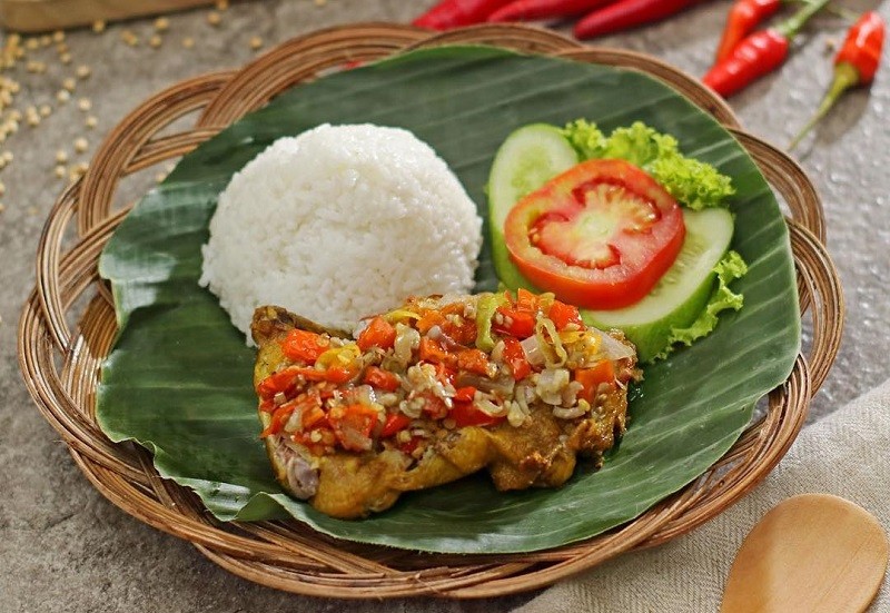 Harga Cabai Mahal Bikin Pusing Pembeli, Ayam Geprek Jadi Tak Pedas. (Foto: MNC Media)