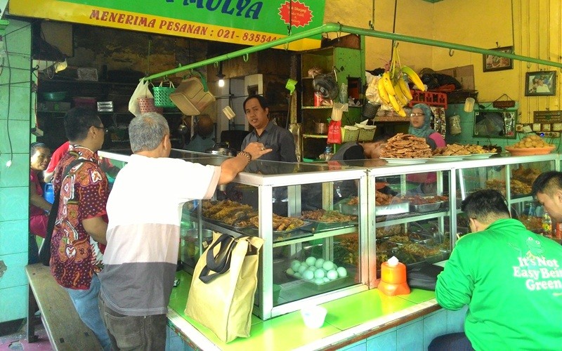 Kurangi Porsi Hingga Naikin Harga Makanan, Jadi Solusi Pedagang Warteg Hadapi Sembako Mahal. (Foto: MNC Media)