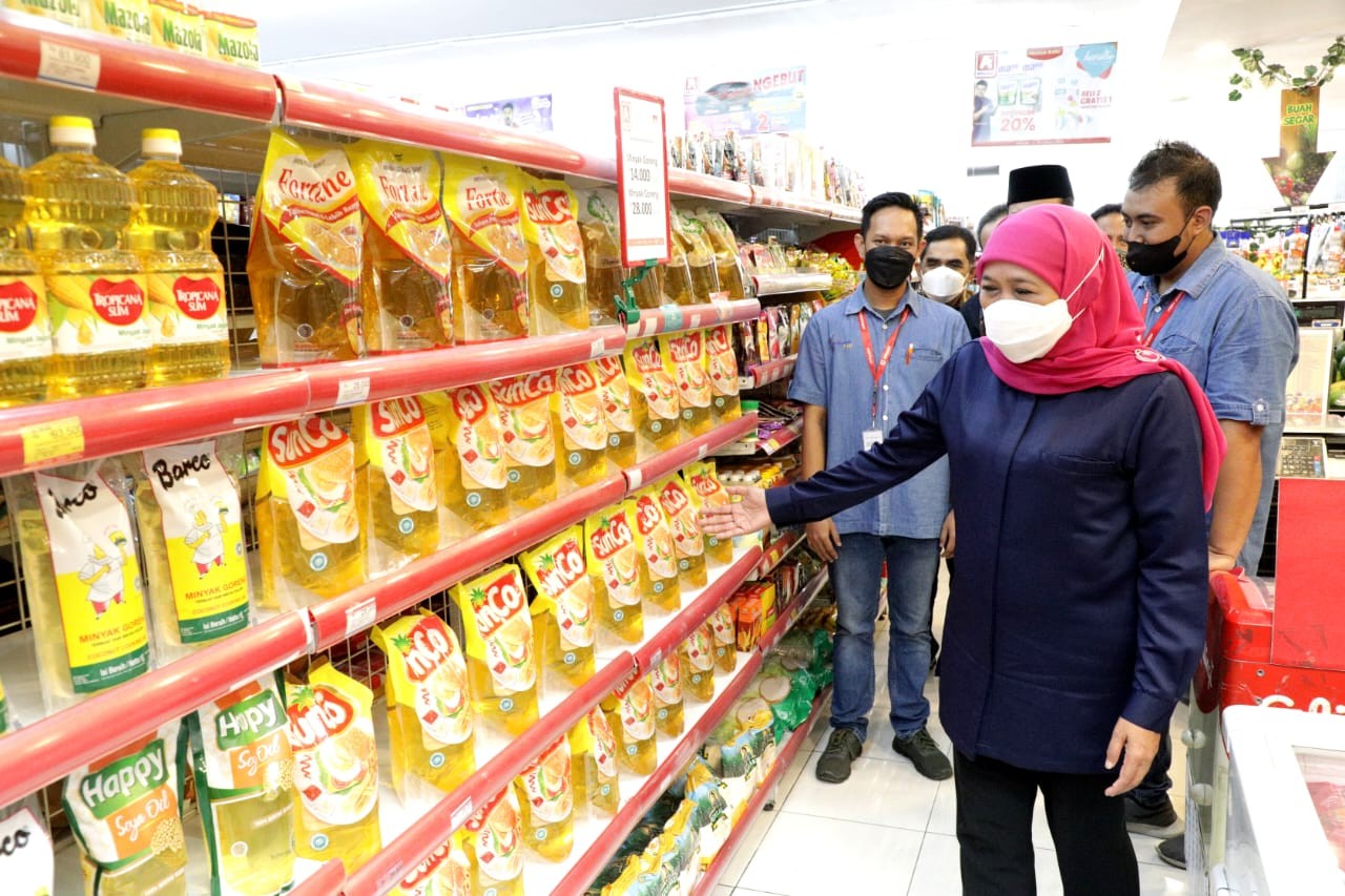 Pastikan Stok Minyak Goreng Rp14.000 Tercukupi, Khofifah: Tidak Usah Borong Banyak-banyak (FOTO:MNC Media)