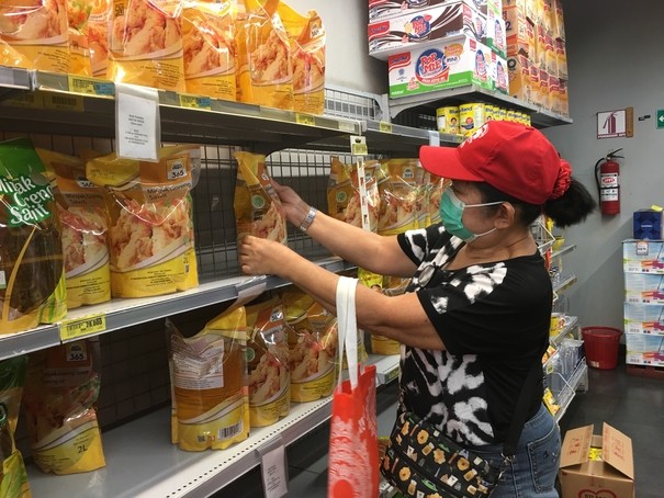 Seorang warga membeli minyak goreng yang dipajang di supermarket. (Foto: MNC Media)