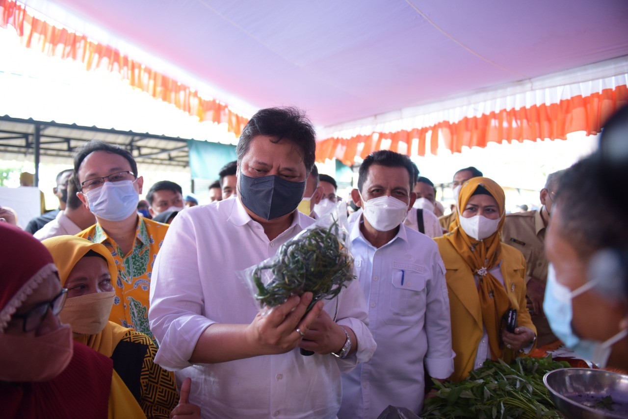 Jamin Harga Minyak Goreng Rp14 Ribu, Airlangga Sidak ke Operasi Pasar. (Foto: MNC Media)