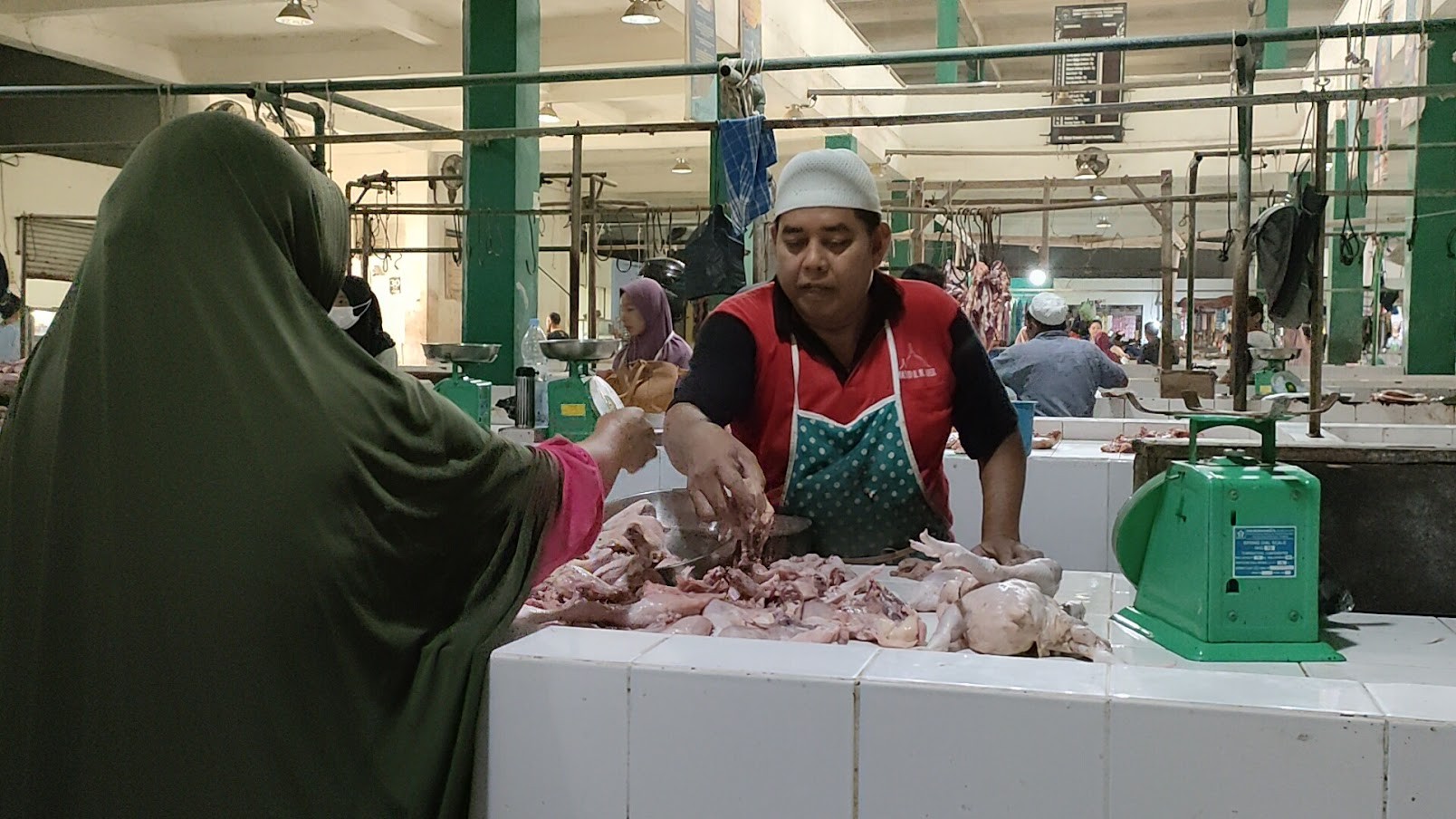 Masih Tinggi, Harga Satu Kilo Ayam di Bangka Tengah Masih Tinggi Rp45.000. (Foto: MNC Media)