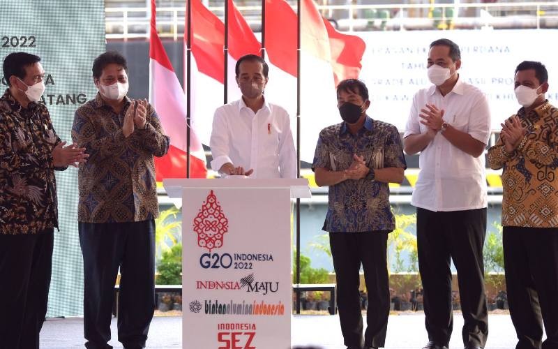 Presiden Jokowi Widodo melepas  ekspor Smelter Grade Alumina (SGA) di Kawasan Ekonomi Khusus (KEK) Galang Batang. (Foto: Humas Kemenko Ekonomi)