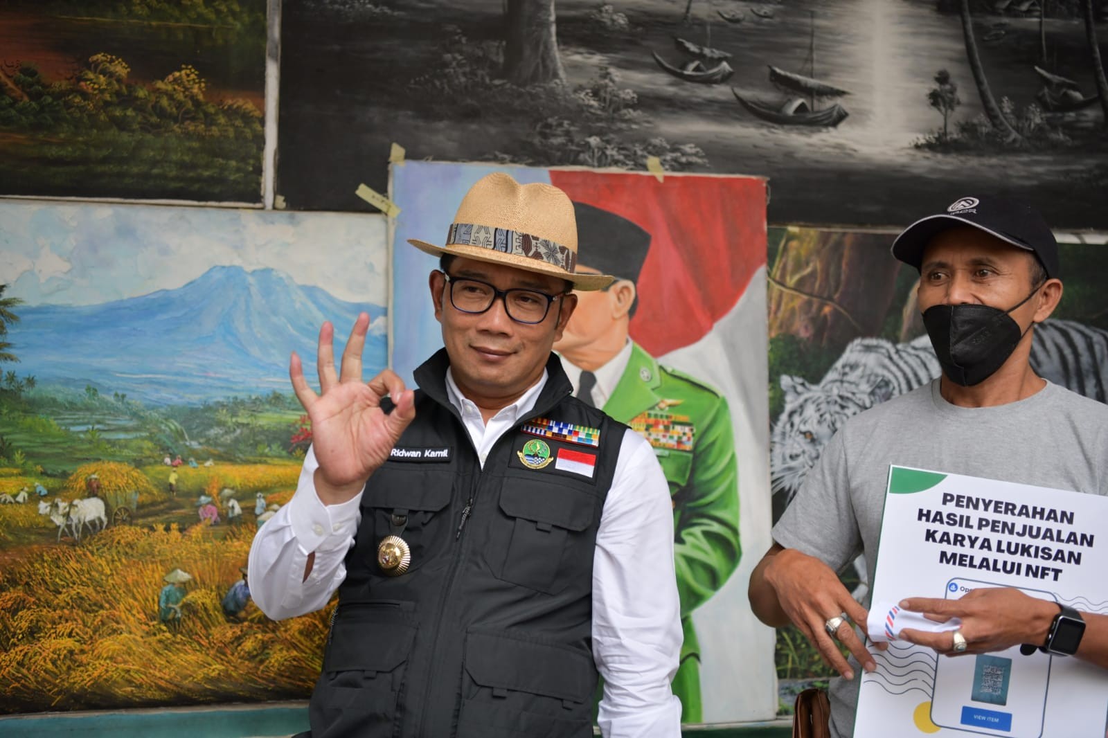 Lukisannya Terjual di NFT, Solihin Girang Terima Rp4,2 Juta dari Ridwan Kamil (FOTO:MNC Media)