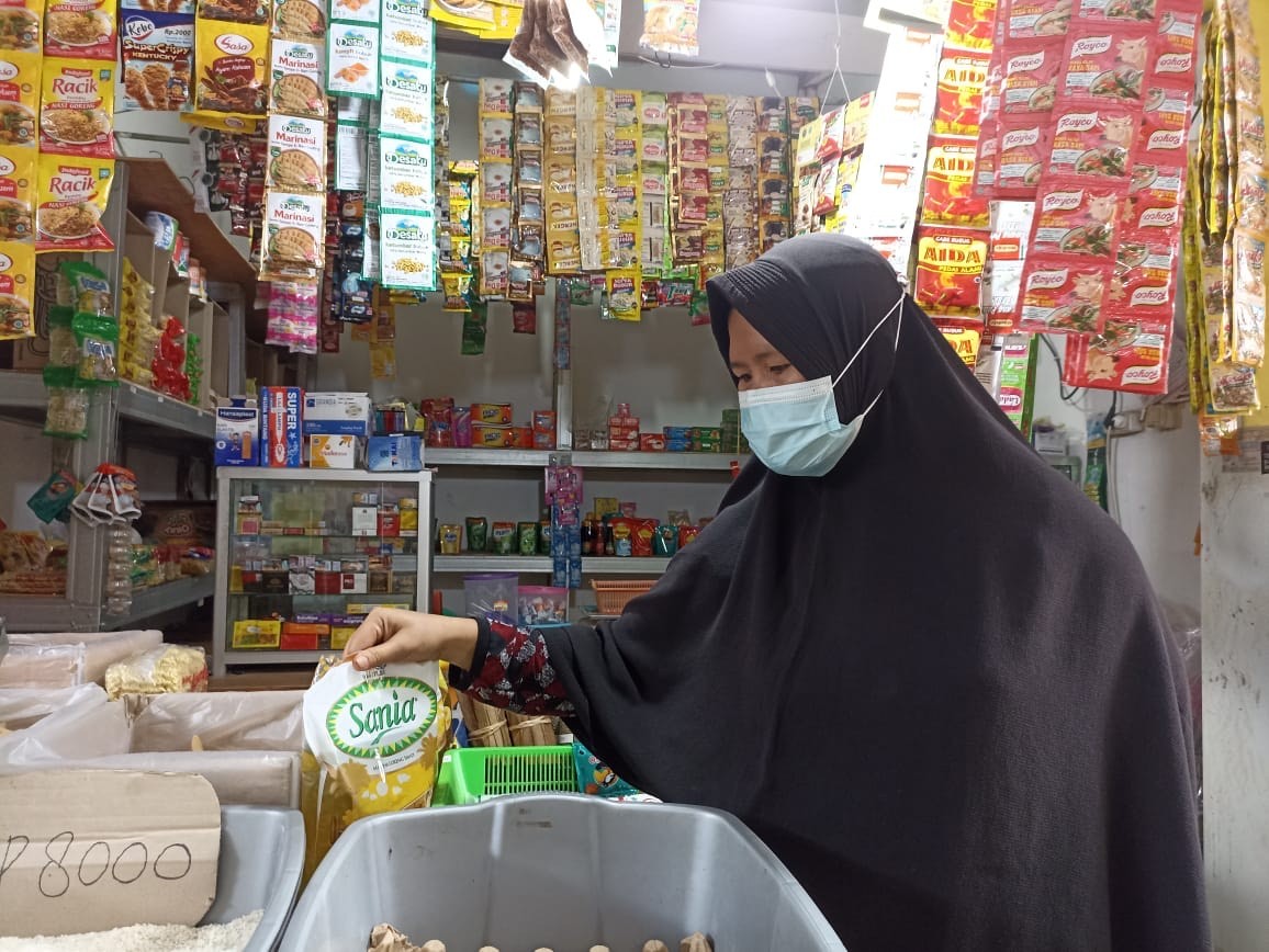 Minyak Goreng Rp14 Ribu Belum Ada di Pasar Ikopol Bekasi, Pedagang: Masih Harga Lama (Dok.MNC Media)