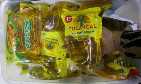 Dijual Rp47 Ribu per 2 Liter, Minyak Goreng Tampak Berjejer di Supermarket Majalengka (Dok.MNC)