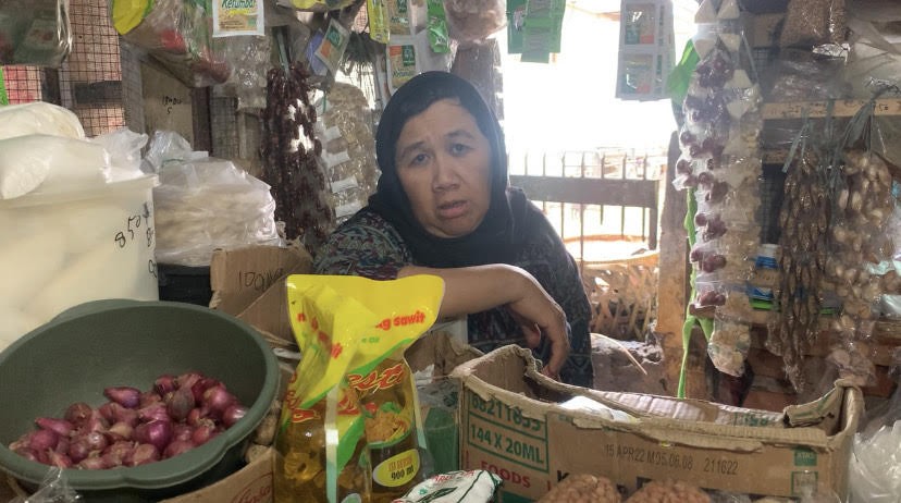 Distribusi minyak subsidi dengan  harga Rp 14.000 per liter dari pemerintah, belum tersedia merata di pasar tradisional . (Foto: MNC Media)