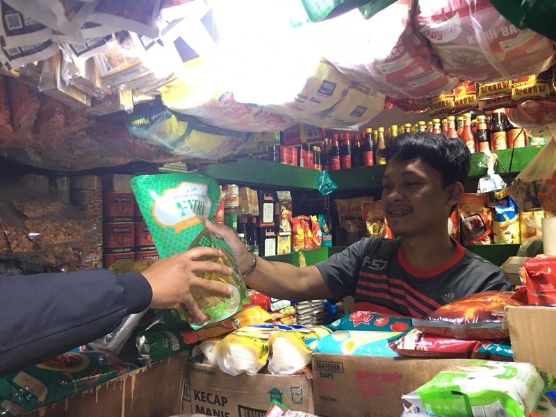 Penjual minyak goreng di warung (Ilustrasi)