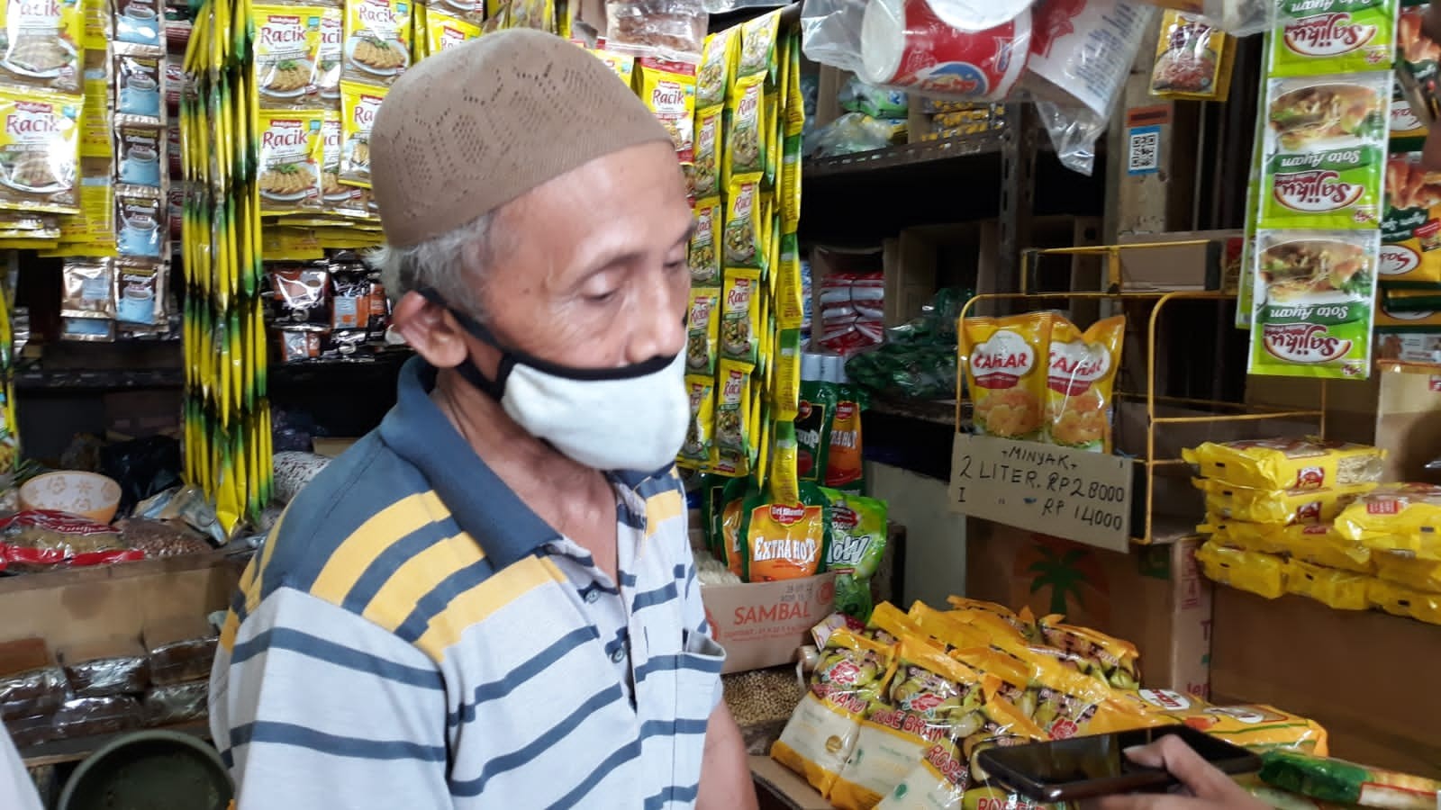 Baru Stok 60 Dus, Minyak Goreng di Pasar Kramat Ludes Dalam 2 Jam. (Foto: Oktorizki Alpino/MPI)