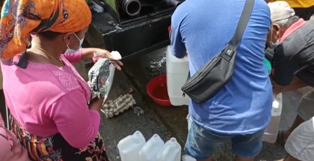 Minyak Goreng Curah Rp11.500 per Liter Didistribusikan, Ibu-ibu Serbu Bawa Jerigen (FOTO:MNC Media)